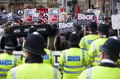 Decenas de manifestantes protestan frente al edificio donde se reúne la comisión de investigación, en el centro de Londres