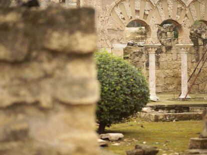 Una arcada de Medina Azahara en un fotograma de &#039;Las llaves de la memoria&#039;. 