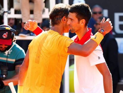 Nadal y Djokovic se saludan al término del partido en Roma.
