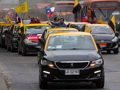 Los conductores participan en una protesta en Santiago de Chile.