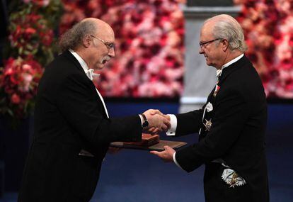 El científico británico Frederick Duncan Michael Haldane recibe el Nobel de Química de manos del rey Carlos XVI Gustavo de Suecia.