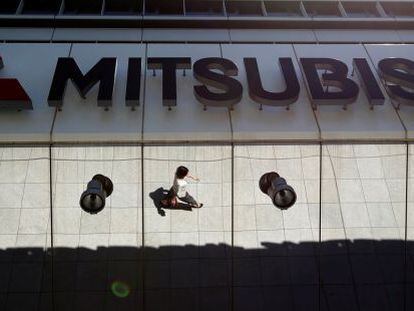 Logo de Mitsubishi Motors en la sede de Tokyo (Jap&oacute;n).