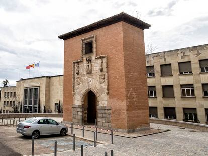 La Puerta de La Latina, localizada en la Escuela Técnica Superior de Arquitectura de Madrid, Ciudad Universitaria, Madrid.
