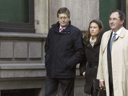 El vicepresidente de Murcia, Juan Bernal (izquierda), a su llegada a la Audiencia Nacional para declarar en la causa de la CAM.