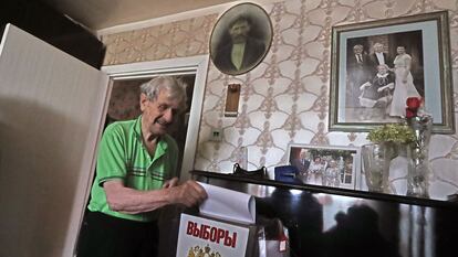Moscow (Russian Federation), 18/09/2021.- An elderly man casts a ballot at his home during a visit of mobile election committee members in Podolsk outside Moscow, Russia, 18 September 2021. Elections of deputies of the State Duma, governors, deputies of the regional and city runs from 17 September to 19 September. The main voting day will take place on 19 September, Voting in the State Duma takes place in one round according to a mixed system - 225 deputies must be elected from party lists and 225 deputies - from single-mandate constituencies. (Elecciones, Rusia, Moscú) EFE/EPA/MAXIM SHIPENKOV