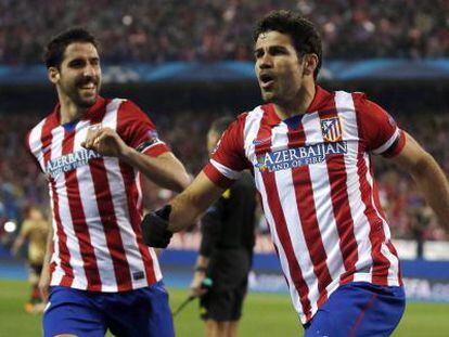 Costa y Ra&uacute;l Garc&iacute;a celebran un gol en la Champions.