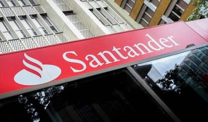 Fachada una sucursal del Banco Santander.
