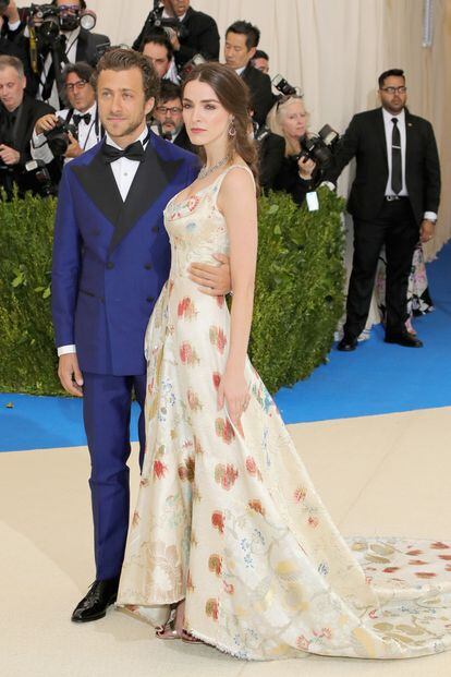 Francesco Carrozzini, hijo de Franca Sozzani (la directora de Vogue Italia fallecida el año pasado) acudió con su prometida Bee Shaffer, hija de Anna Wintour. Shaffer lució un vestido de Alexander McQueen.