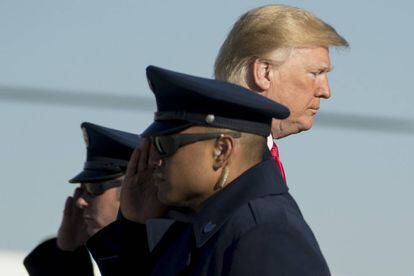 El presidente Donald Trump antes de abordar el Air Force One, Washington. 