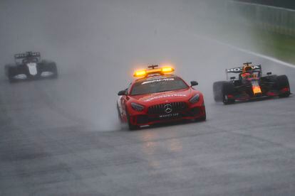 Verstappen conduce detrás del safety car durante el GP de Bélgica este domingo en el circuito de Spa.