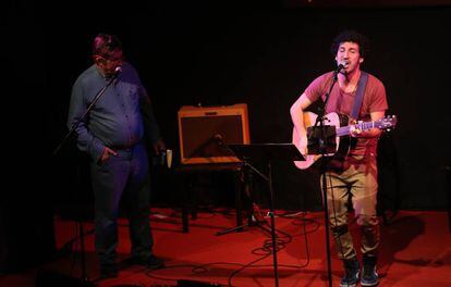 Luis García Montero (izquierda) y Marwan en el homenaje de este miércoles al poeta Ángel González, en Madrid.