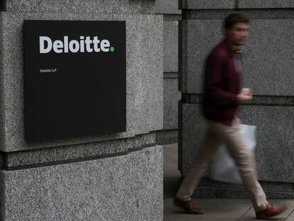 Logo de Deloitte sobre la fachada de su sede en Londres