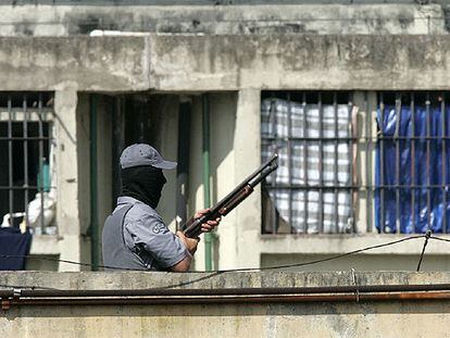 Un policía vigila la cárcel de Guarulhos, cercana a São Paulo, ayer durante un motín de los presos.