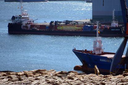 Al fondo, gabarra que iba a ser usada de gasolinera flotante en Ferrol.