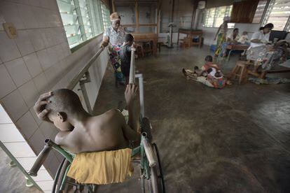 Pacientes en la sala de rehabilitación del Hospital de Gbemontin, en Benín, una de las consecuencias de la úlcera de Buruli en estadio avanzado es la disminución de la movilidad de los brazos o piernas requiriéndose realizar estiramientos diarios para combatir el agarrotamiento. 