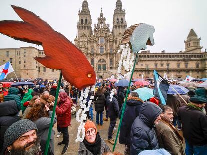 Manifestación por la crisis productiva de las rías y contra la gestión del episodio contaminante causado por el vertido de 'pellets', este domingo en Santiago de Compostela.