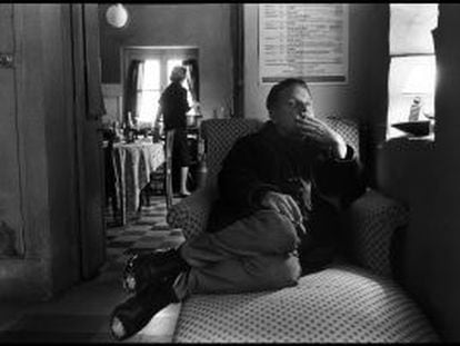Lawrence Durrell en su casa de la Provenza, en 1961