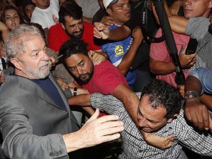 El expresidente Lula a su salida del sindicato.
