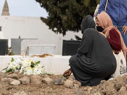 Cadi, la madre de Yamila, tras la ceremonia fúnebre de su hija de cinco años de edad, en el cementerio de San Lázaro de Las Palmas de Gran Canaria.