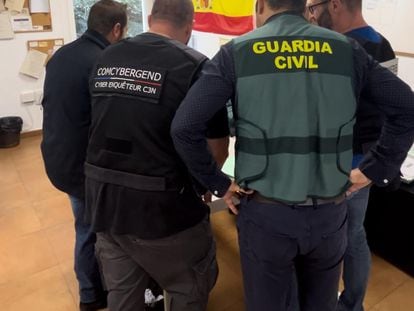 Agentes de la Guardia Civil de Alicante analizan los dispositivos incautados a los dos miembros de la organización de 'hackers' Ragnar Locker.