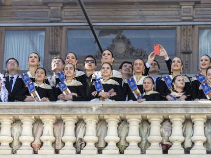 El balcón municipal con la corte de honor y los políticios Albert Rivera, Íñigo Errejón, Enric Morera y Ximo Puig en pasadas fiestas falleras. 