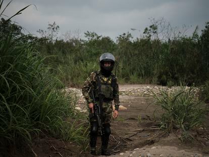Un militar colombiano sostiene fusil en un paso peatonal en la frontera con Venezuela, en marzo de 2023.