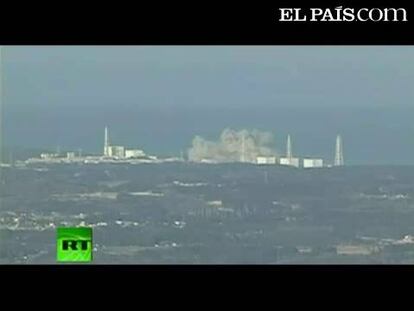 Las cámaras de televisión recogen una gran explosión en la central nuclear de Fukushima. La estructura externa del reactor se derrumba. <strong>Especial: <a href="http://www.elpais.com/especial/terremoto-japon-2011/" target="_blank">Terremoto, Tsunami y Alerta Nuclear en Japón</a> </strong>