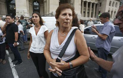 Sara Garfunkel, madre del fiscal Alberto Nisman junto a su hija, Iara Nisman.