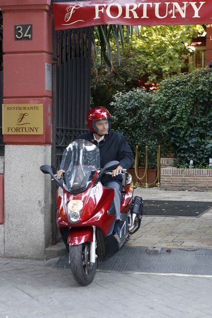 Javier Merino sale en moto de Fortuny, en octubre de 2010.