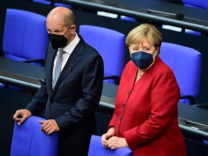 Olaf Scholz junto a Angela Merkel en una fotografía de archivo tomada el 25 de agosto de 2021, en el Bundestag, en Berlín (Alemania).