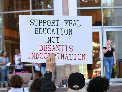 Estudiantes protestan contra las políticas educativas de Ron DeSantis en Orlando, Florida, el 21 de abril, 2023.