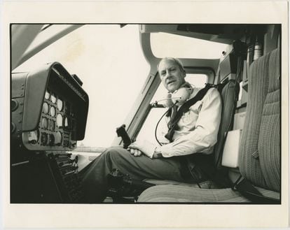 Norman Foster, a los mandos de una de sus queridas máquinas voladoras.

