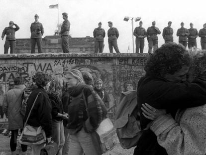 Celebración junto al muro de Berlín en noviembre de 1989.