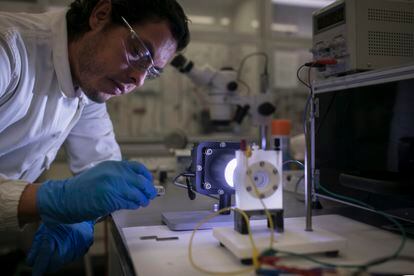 Un proyecto del ICIQ (Institut Català d'Investigació Química) fabrica una celda de fotosíntesis artificial que captura CO2 del aire para crear biocombustibles.