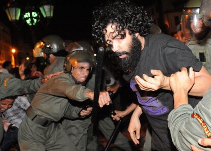 La policía carga contra los manifestantes en Rabat.