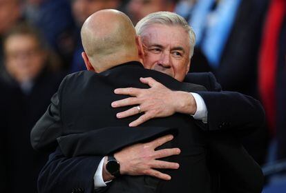Hug between Ancelotti and Guardiola before the start of the match.