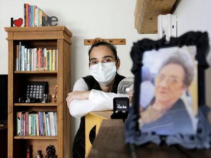 La asistente social Paola Falcetta perdió a su madre a causa de la covid-19 en Brasil