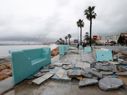 Estado en el que se encontraba el 5 de abril el paseo marítimo de la Línea de la Concepción (Cádiz), causado por el fuerte temporal de Levante.