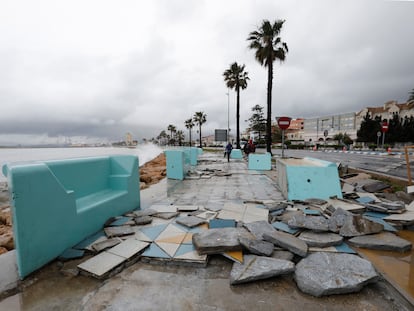 Estado en el que se encontraba el 5 de abril el paseo marítimo de la Línea de la Concepción (Cádiz), causado por el fuerte temporal de Levante.