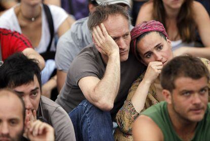 Asistentes a una de las asambleas celebradas ayer en la Puerta del Sol de Madrid.