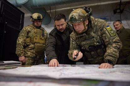 El presidente ucranio, Volodímir Zelenski, durante una visita en el frente de Járkov, el jueves 30 de noviembre de 2023.