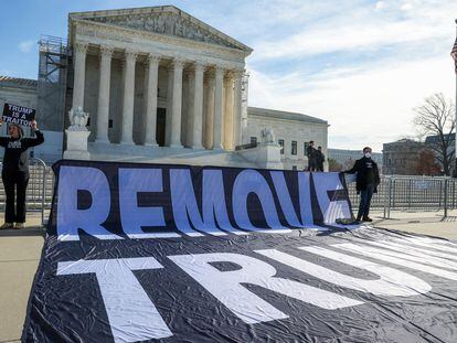 Protesta contra Donald Trump afuera de la Suprema Corte de Estados Unidos el 8 de febrero de 2024.