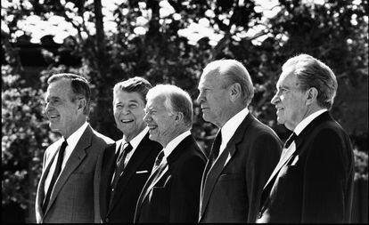 Los presidentes George H. W. Bush, Ronald Reagan, Jimmy Carter, Gerald Ford y Richard Nixon, en Simi Valley (California) en 1991. 