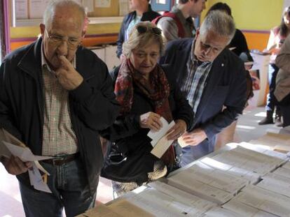  Elecciones Municipales y Auton&oacute;micas 2015. Ambiente en en el colegio Pi i Margall en la plaza del Dos de Mayo.