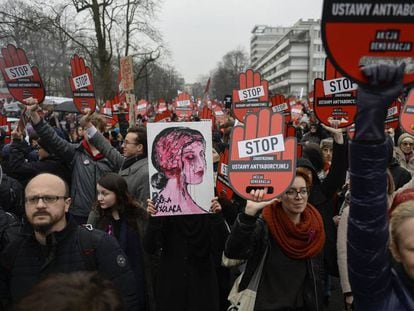 Manifestación en Varsovia contra la reforma que propone endurecer aún más la ley del aborto en Polonia, el pasado marzo.