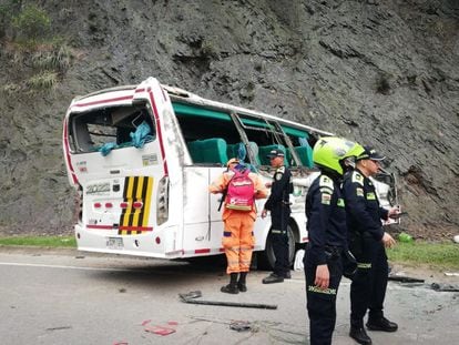 Servicios de emergencias atienden un accidente en la vía Bogotá - La Vega, el 25 de octubre de 2023.