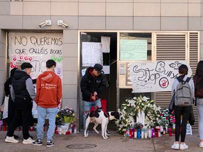 Vecinos de Sallent observan los mensajes depositados en el inmueble donde vivían las gemelas que saltaron desde un tercer piso.