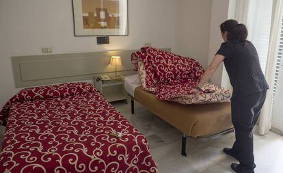 Una trabajadora limpia la habitación de un hotel en Sevilla.