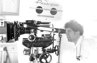 Pedro Almodóvar, durante el rodaje de la película '¡Átame!'. 