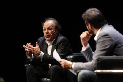 Presentación del libro de Javier Marías 'Berta Isla', en el Círculo de Bellas Artes. De espaldas, Antonio Lucas.